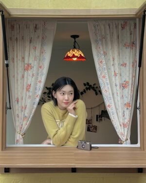 Bang Eun-jeong Instagram - 날이 풀릴락 말락 ෆ╹ .̮ ╹ෆ 🌼
정신없이 바빴던 3월도 벌써 끝이라니,, 
짧을 것 같은 테라스 낭만 즐기기! 4월도 모두 힘 :)💛