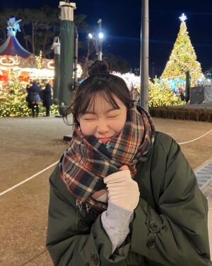 Bang Eun-jeong Instagram - 연말 뭐 볼것두 없드라 
#찰칵찰칵찰칵차라칵차라카가차라칵ㅋ찰ㄹ캌 
#눈돌리면포토존 ㄱㄱㅑ🎄