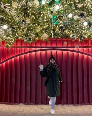 Bang Eun-jeong Instagram - 연말 뭐 볼것두 없드라 
#찰칵찰칵찰칵차라칵차라카가차라칵ㅋ찰ㄹ캌 
#눈돌리면포토존 ㄱㄱㅑ🎄