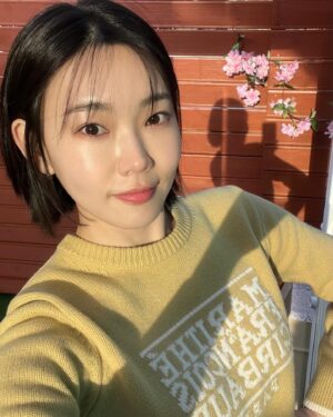 Bang Eun-jeong Instagram - 날이 풀릴락 말락 ෆ╹ .̮ ╹ෆ 🌼
정신없이 바빴던 3월도 벌써 끝이라니,, 
짧을 것 같은 테라스 낭만 즐기기! 4월도 모두 힘 :)💛