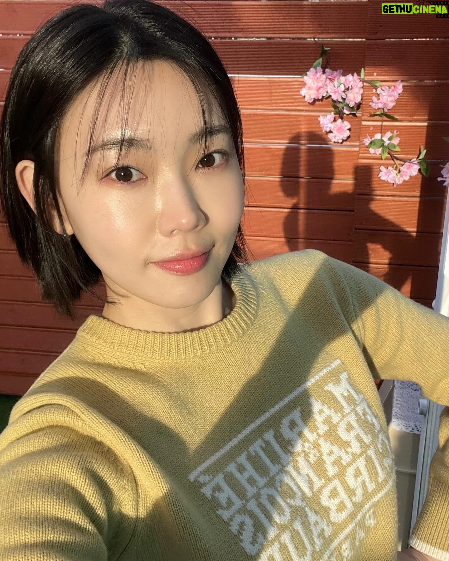 Bang Eun-jeong - 1K Likes - 날이 풀릴락 말락 ෆ╹ .̮ ╹ෆ 🌼
정신없이 바빴던 3월도 벌써 끝이라니,,
짧을 것 같은 테라스 낭만 즐기기! 4월도 모두 힘 :)💛