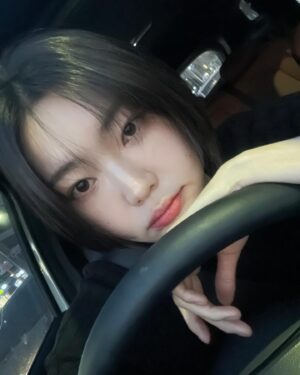 Bang Eun-jeong Instagram - 6개월간 단발💇🏻‍♀️ 좋은 작품 열심히 촬영하고 있습니다 :) 근데 작품 끝나고 다시 기를 수 있을지 의문,, 굉장히 편하고등요 #단발 만쉐이 (๑˃̵ᴗ˂̵)و