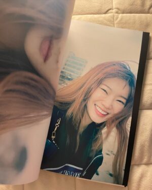 Bang Eun-jeong Instagram - #justByou 📸 🎞📖 
#justbeyourself 에서 고안한 제 좌우명을 제목으로 만든 사진집이에요! 20대의 마지막을 잘 보내주고, 서른의 일년을 필름으로 가득히 기록해두었습니다. 재밌겠다는 생각으로 시작한 작업이었는데 뜻밖에 더욱 더 의미있는 결과물을 선물 받게되어 참 감사하고 뿌듯한데,, 이 많은 포카와 사진집을 어찌하면 좋을까 고민중입니다,, ^^ 음,, 우선 행복한 고민을 하게 해 준 작가 @jung.sae 에게 한번 더 감사하며🙏

그냥 '나' 이면 돼요. 그냥 '당신' 이면  돼요 :)💙

#필름사진 #필름카메라 #사진집 
#film #filmphotography #filmphotobook