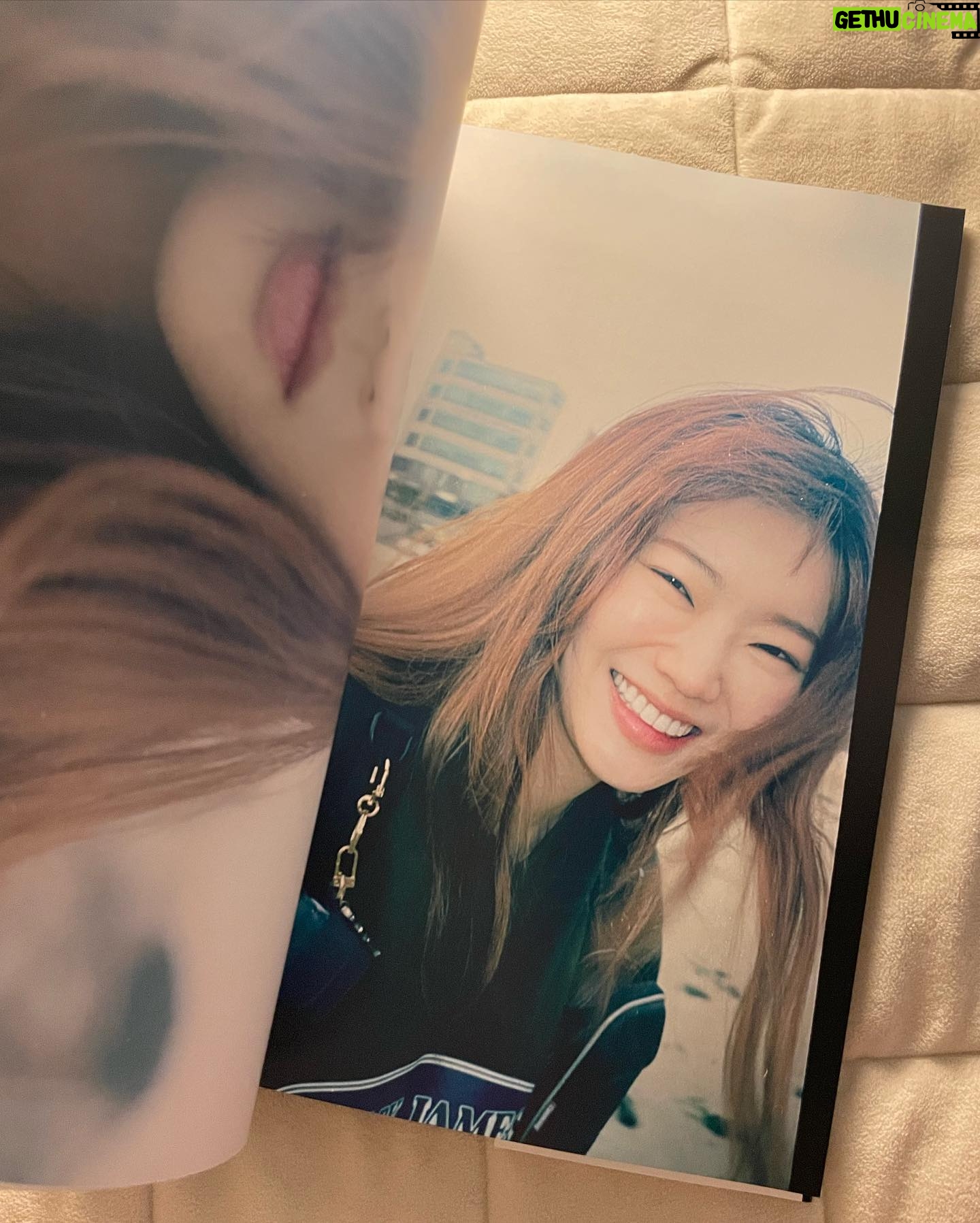 Bang Eun-jeong - 1K Likes - #justByou 📸 🎞📖
#justbeyourself 에서 고안한 제 좌우명을 제목으로 만든 사진집이에요! 20대의 마지막을 잘 보내주고, 서른의 일년을 필름으로 가득히 기록해두었습니다. 재밌겠다는 생각으로 시작한 작업이었는데 뜻밖에 더욱 더 의미있는 결과물을 선물 받게되어 참 감사하고 뿌듯한데,, 이 많은 포카와 사진집을 어찌하면 좋을까 고민중입니다,, ^^ 음,, 우선 행복한 고민을 하게 해 준 작가 @jung.sae 에게 한번 더 감사하며🙏
그냥 '나' 이면 돼요. 그냥 '당신' 이면 돼요 :)💙
#필름사진 #필름카메라 #사진집
#film #filmphotography #filmphotobook