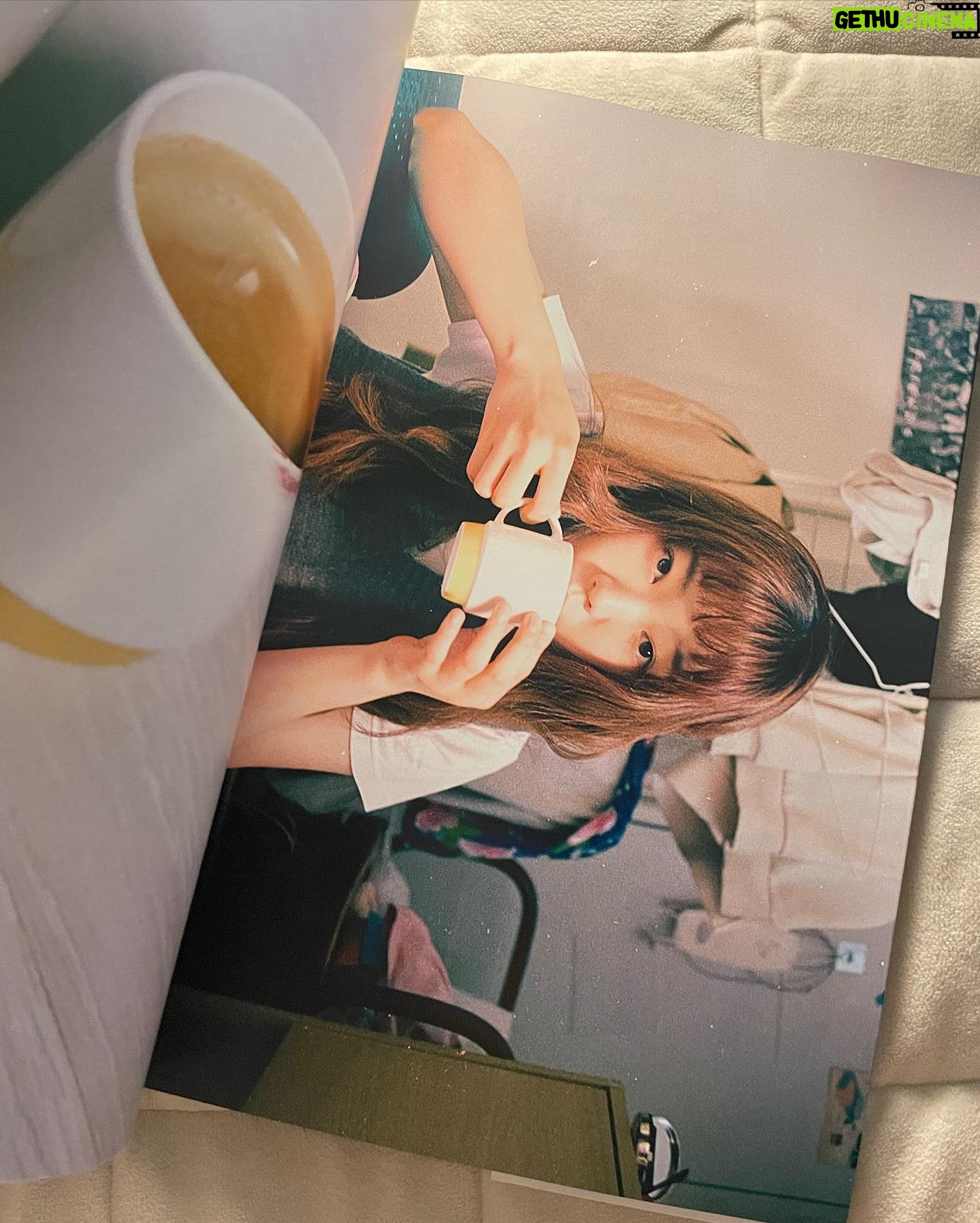 Bang Eun-jeong - 1K Likes - #justByou 📸 🎞📖
#justbeyourself 에서 고안한 제 좌우명을 제목으로 만든 사진집이에요! 20대의 마지막을 잘 보내주고, 서른의 일년을 필름으로 가득히 기록해두었습니다. 재밌겠다는 생각으로 시작한 작업이었는데 뜻밖에 더욱 더 의미있는 결과물을 선물 받게되어 참 감사하고 뿌듯한데,, 이 많은 포카와 사진집을 어찌하면 좋을까 고민중입니다,, ^^ 음,, 우선 행복한 고민을 하게 해 준 작가 @jung.sae 에게 한번 더 감사하며🙏
그냥 '나' 이면 돼요. 그냥 '당신' 이면 돼요 :)💙
#필름사진 #필름카메라 #사진집
#film #filmphotography #filmphotobook