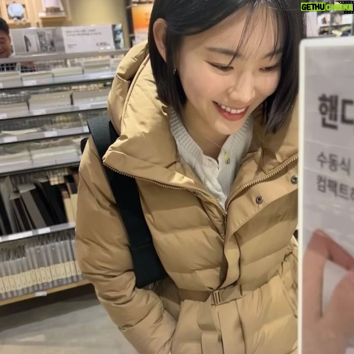 Bang Eun-jeong - 859 Likes - 그래서 그러니까 그 뭔 느낌인지 알즤?
둘 셋 하이팅~👊🏻 (쿠로미랑 곰돌이랑 사진 찍는데 조금 부끄러웠다.. 어디 드러내긴 캐붕오는 머쓱한 내 취향...)