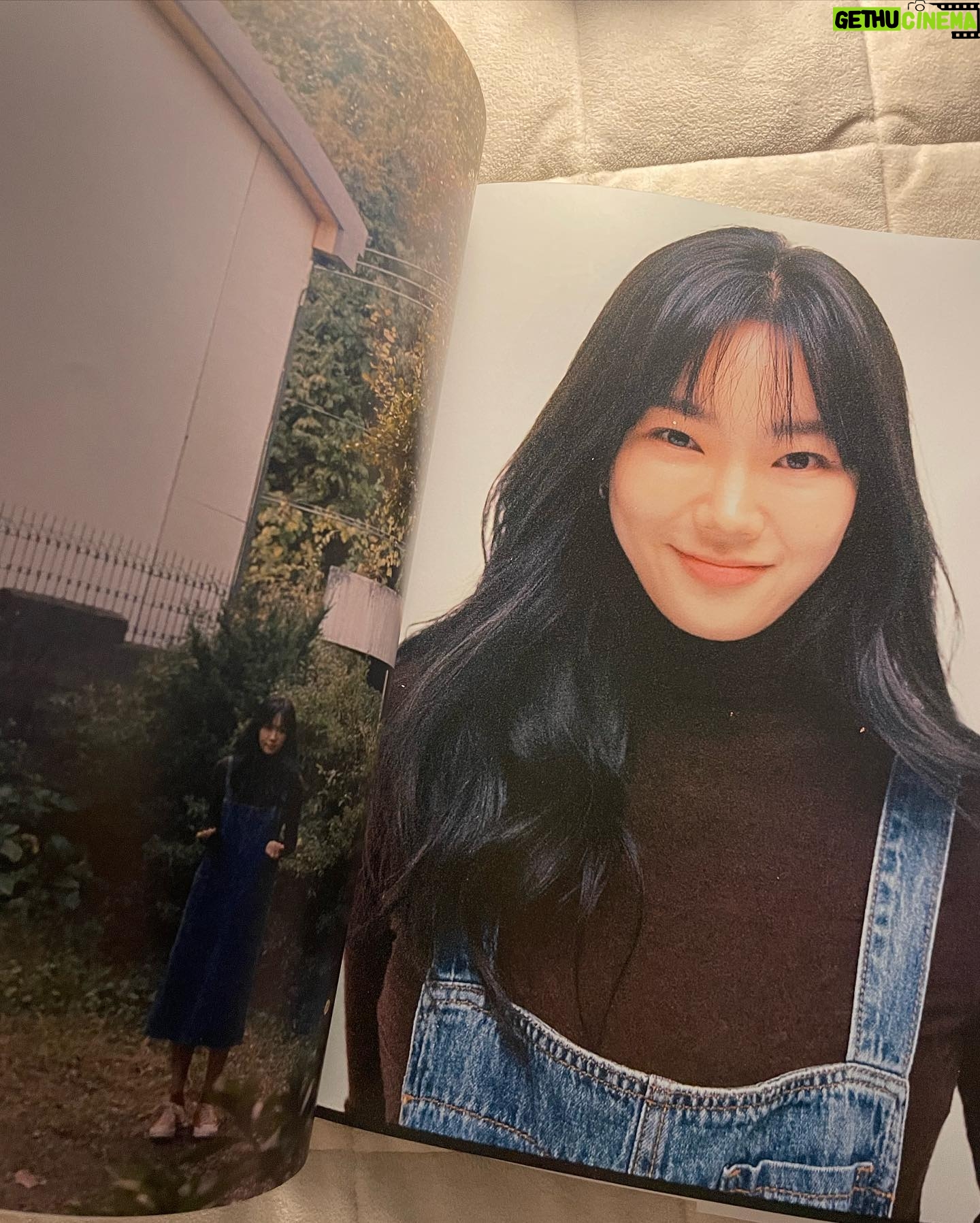 Bang Eun-jeong - 1K Likes - #justByou 📸 🎞📖
#justbeyourself 에서 고안한 제 좌우명을 제목으로 만든 사진집이에요! 20대의 마지막을 잘 보내주고, 서른의 일년을 필름으로 가득히 기록해두었습니다. 재밌겠다는 생각으로 시작한 작업이었는데 뜻밖에 더욱 더 의미있는 결과물을 선물 받게되어 참 감사하고 뿌듯한데,, 이 많은 포카와 사진집을 어찌하면 좋을까 고민중입니다,, ^^ 음,, 우선 행복한 고민을 하게 해 준 작가 @jung.sae 에게 한번 더 감사하며🙏
그냥 '나' 이면 돼요. 그냥 '당신' 이면 돼요 :)💙
#필름사진 #필름카메라 #사진집
#film #filmphotography #filmphotobook