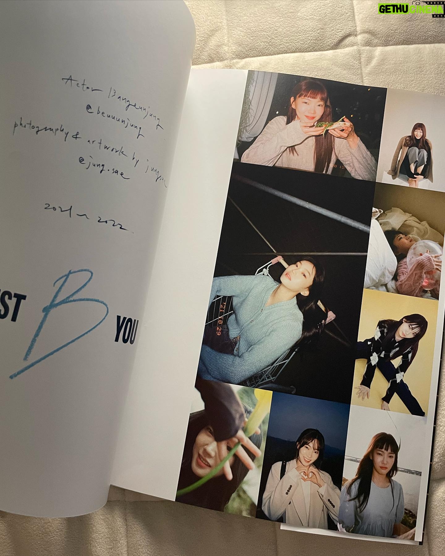 Bang Eun-jeong - 1K Likes - #justByou 📸 🎞📖
#justbeyourself 에서 고안한 제 좌우명을 제목으로 만든 사진집이에요! 20대의 마지막을 잘 보내주고, 서른의 일년을 필름으로 가득히 기록해두었습니다. 재밌겠다는 생각으로 시작한 작업이었는데 뜻밖에 더욱 더 의미있는 결과물을 선물 받게되어 참 감사하고 뿌듯한데,, 이 많은 포카와 사진집을 어찌하면 좋을까 고민중입니다,, ^^ 음,, 우선 행복한 고민을 하게 해 준 작가 @jung.sae 에게 한번 더 감사하며🙏
그냥 '나' 이면 돼요. 그냥 '당신' 이면 돼요 :)💙
#필름사진 #필름카메라 #사진집
#film #filmphotography #filmphotobook