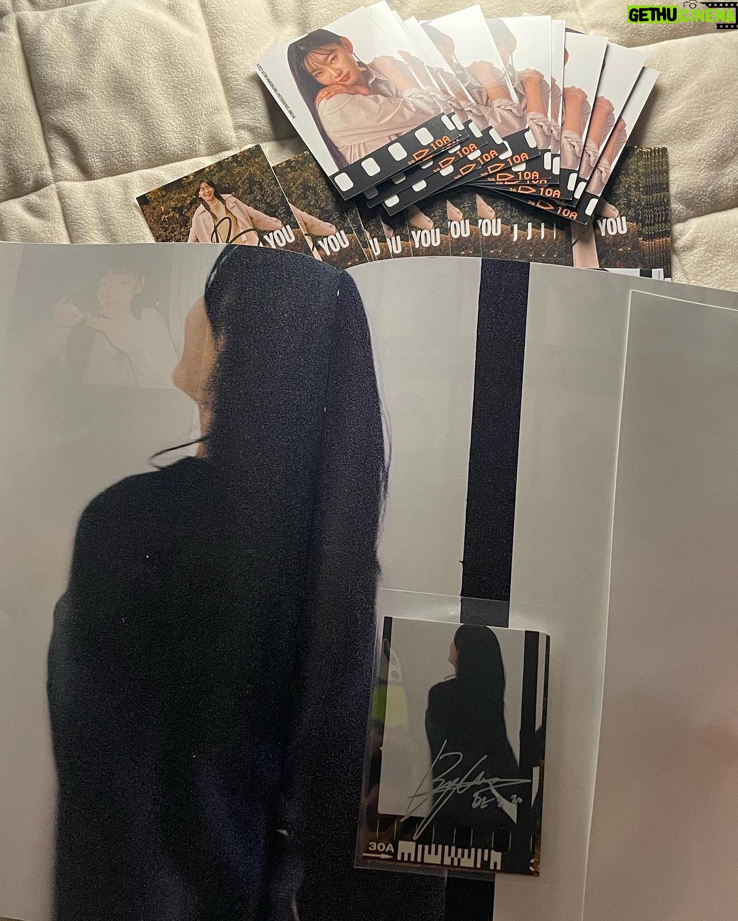 Bang Eun-jeong - 1K Likes - #justByou 📸 🎞📖
#justbeyourself 에서 고안한 제 좌우명을 제목으로 만든 사진집이에요! 20대의 마지막을 잘 보내주고, 서른의 일년을 필름으로 가득히 기록해두었습니다. 재밌겠다는 생각으로 시작한 작업이었는데 뜻밖에 더욱 더 의미있는 결과물을 선물 받게되어 참 감사하고 뿌듯한데,, 이 많은 포카와 사진집을 어찌하면 좋을까 고민중입니다,, ^^ 음,, 우선 행복한 고민을 하게 해 준 작가 @jung.sae 에게 한번 더 감사하며🙏
그냥 '나' 이면 돼요. 그냥 '당신' 이면 돼요 :)💙
#필름사진 #필름카메라 #사진집
#film #filmphotography #filmphotobook