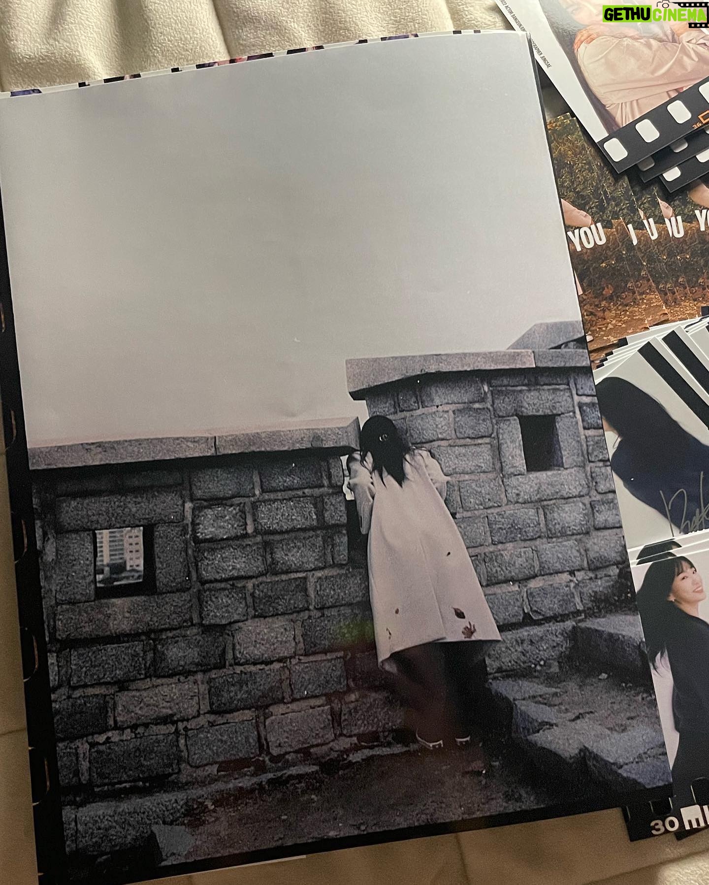 Bang Eun-jeong - 1K Likes - #justByou 📸 🎞📖
#justbeyourself 에서 고안한 제 좌우명을 제목으로 만든 사진집이에요! 20대의 마지막을 잘 보내주고, 서른의 일년을 필름으로 가득히 기록해두었습니다. 재밌겠다는 생각으로 시작한 작업이었는데 뜻밖에 더욱 더 의미있는 결과물을 선물 받게되어 참 감사하고 뿌듯한데,, 이 많은 포카와 사진집을 어찌하면 좋을까 고민중입니다,, ^^ 음,, 우선 행복한 고민을 하게 해 준 작가 @jung.sae 에게 한번 더 감사하며🙏
그냥 '나' 이면 돼요. 그냥 '당신' 이면 돼요 :)💙
#필름사진 #필름카메라 #사진집
#film #filmphotography #filmphotobook