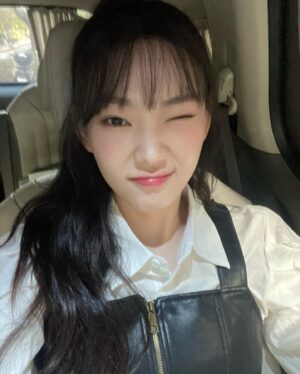 Bang Eun-jeong Instagram - 평소엔 절대 없는 그런 꾸꾸날 쾅 📸
(오늘 상암동에서 우연히 혼례대첩 스탭분을 마주쳐서 멀리서 인사를 드렸는데 끝까지 못알아보심.. 저에오 저 개동..)