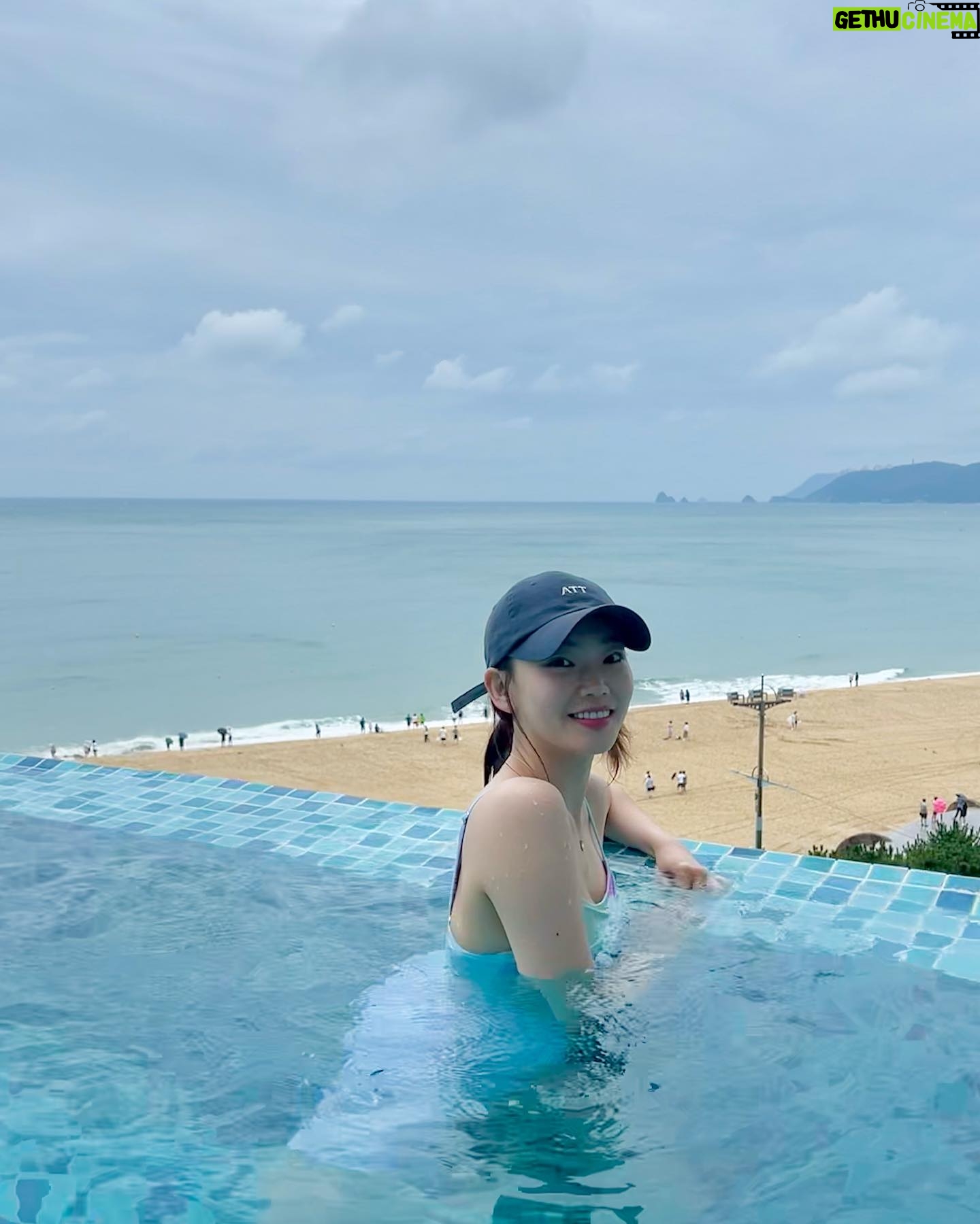 Bang Eun-jeong - 887 Likes - 여름이었ed다,,🩵 라고 하기엔 왜이리 덥죠?