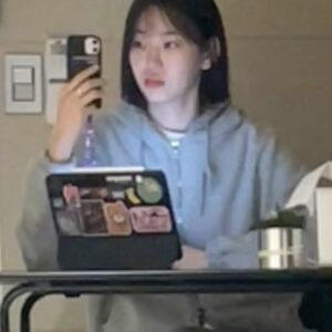 Bang Eun-jeong Instagram - 아맞다 머리 잘랐어요!
 일단 너무 편하고 완전 마메쏙 💇🏻‍♀️
#테슬컷 #칼단발 맞나(?)