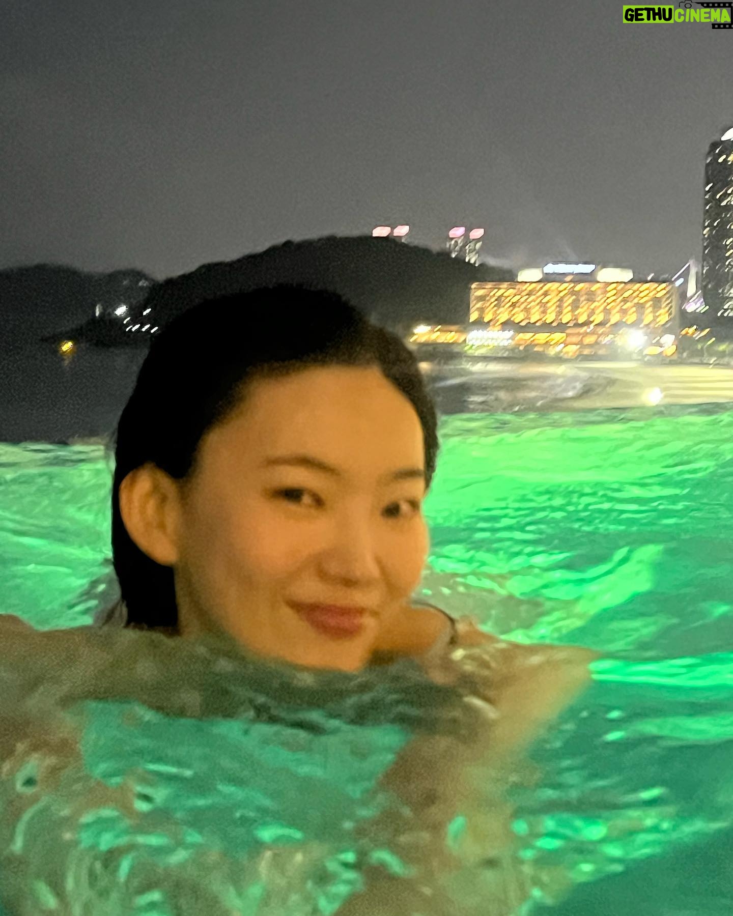 Bang Eun-jeong - 887 Likes - 여름이었ed다,,🩵 라고 하기엔 왜이리 덥죠?