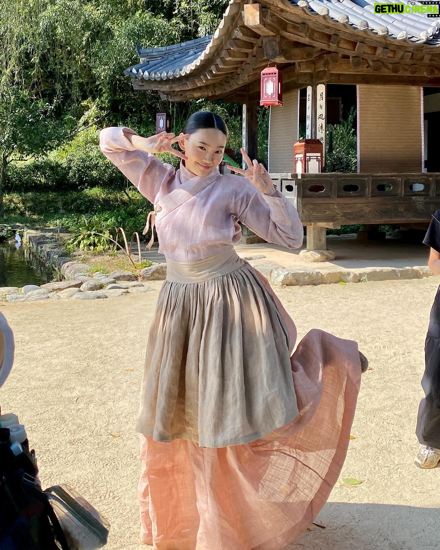 Bang Eun-jeong - 1.8K Likes - #개동이 일기📝
심부름값 세게 쳐주는 울아씨,, 면천해도 보러올라니까 한냥 더 줘보ㅏ요💰 #혼례대첩 다음주는 더 재밌숴