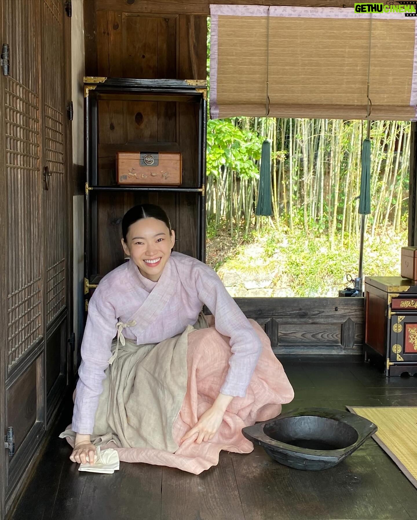 Bang Eun-jeong - 1.8K Likes - #개동이 일기📝
심부름값 세게 쳐주는 울아씨,, 면천해도 보러올라니까 한냥 더 줘보ㅏ요💰 #혼례대첩 다음주는 더 재밌숴