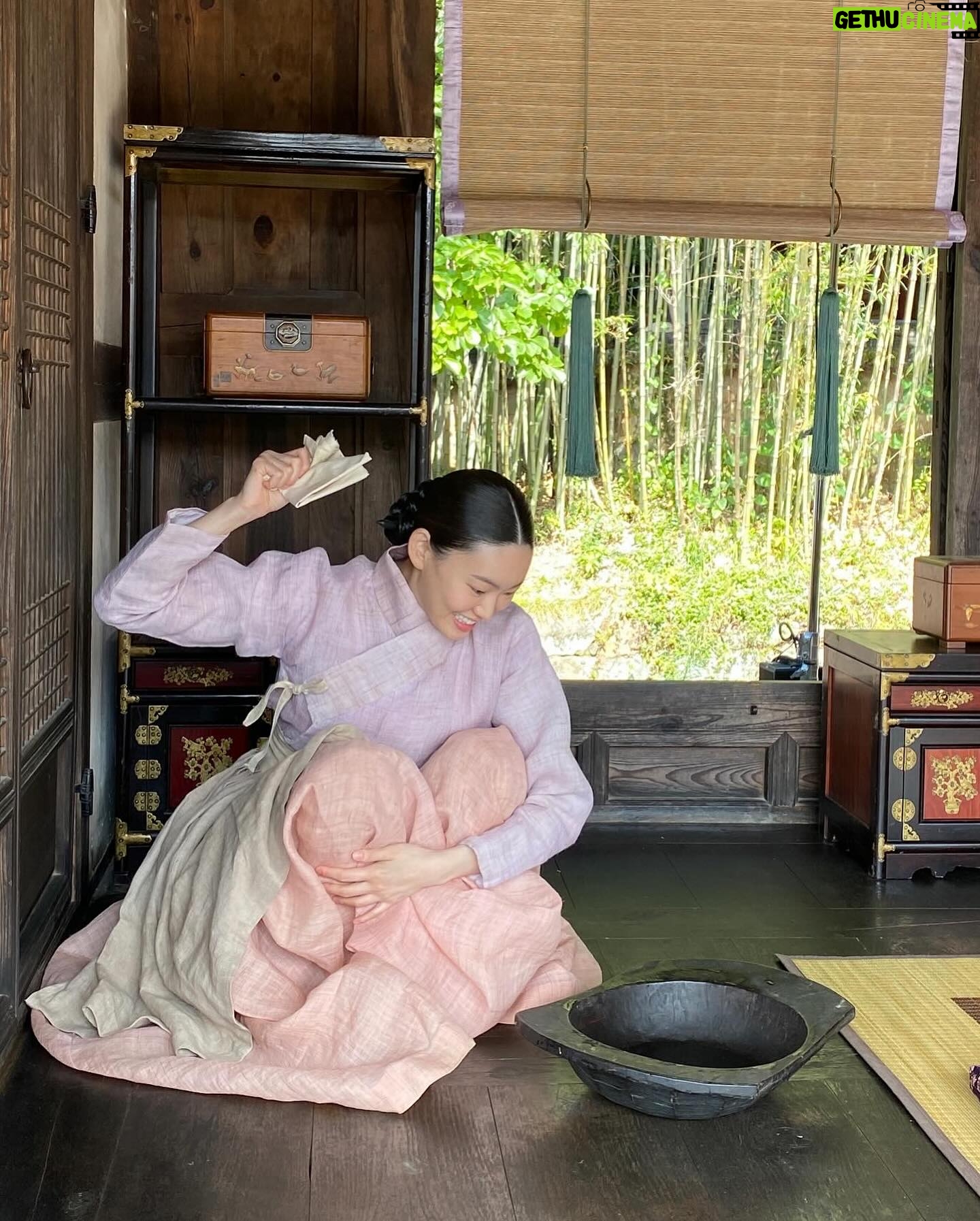 Bang Eun-jeong - 1.8K Likes - #개동이 일기📝
심부름값 세게 쳐주는 울아씨,, 면천해도 보러올라니까 한냥 더 줘보ㅏ요💰 #혼례대첩 다음주는 더 재밌숴