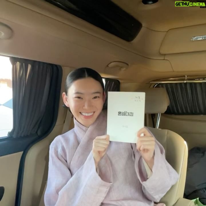 Bang Eun-jeong - 1.8K Likes - #개동이 일기📝
심부름값 세게 쳐주는 울아씨,, 면천해도 보러올라니까 한냥 더 줘보ㅏ요💰 #혼례대첩 다음주는 더 재밌숴