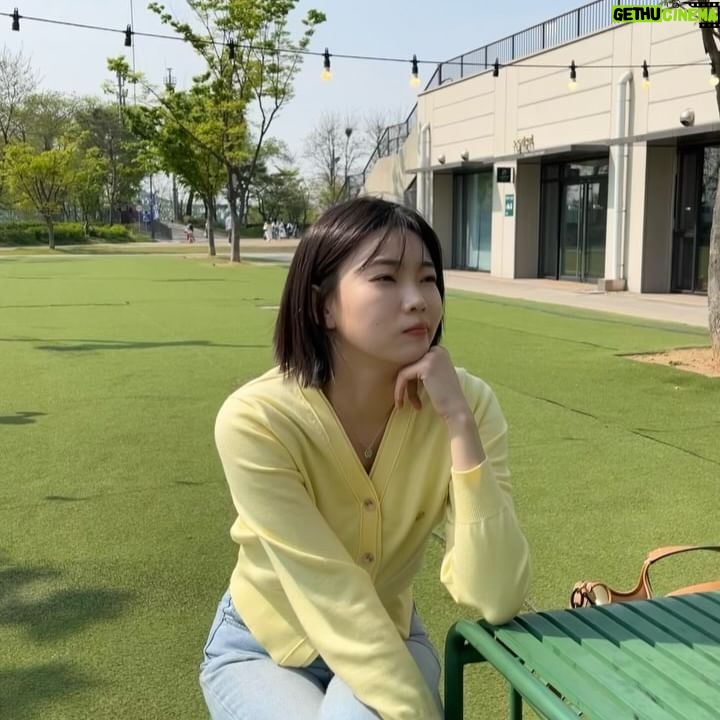 Bang Eun-jeong - 0.9K Likes - 봄 가디건 새로 샀는데 오늘 26도였던 부분에 대하여..🫠