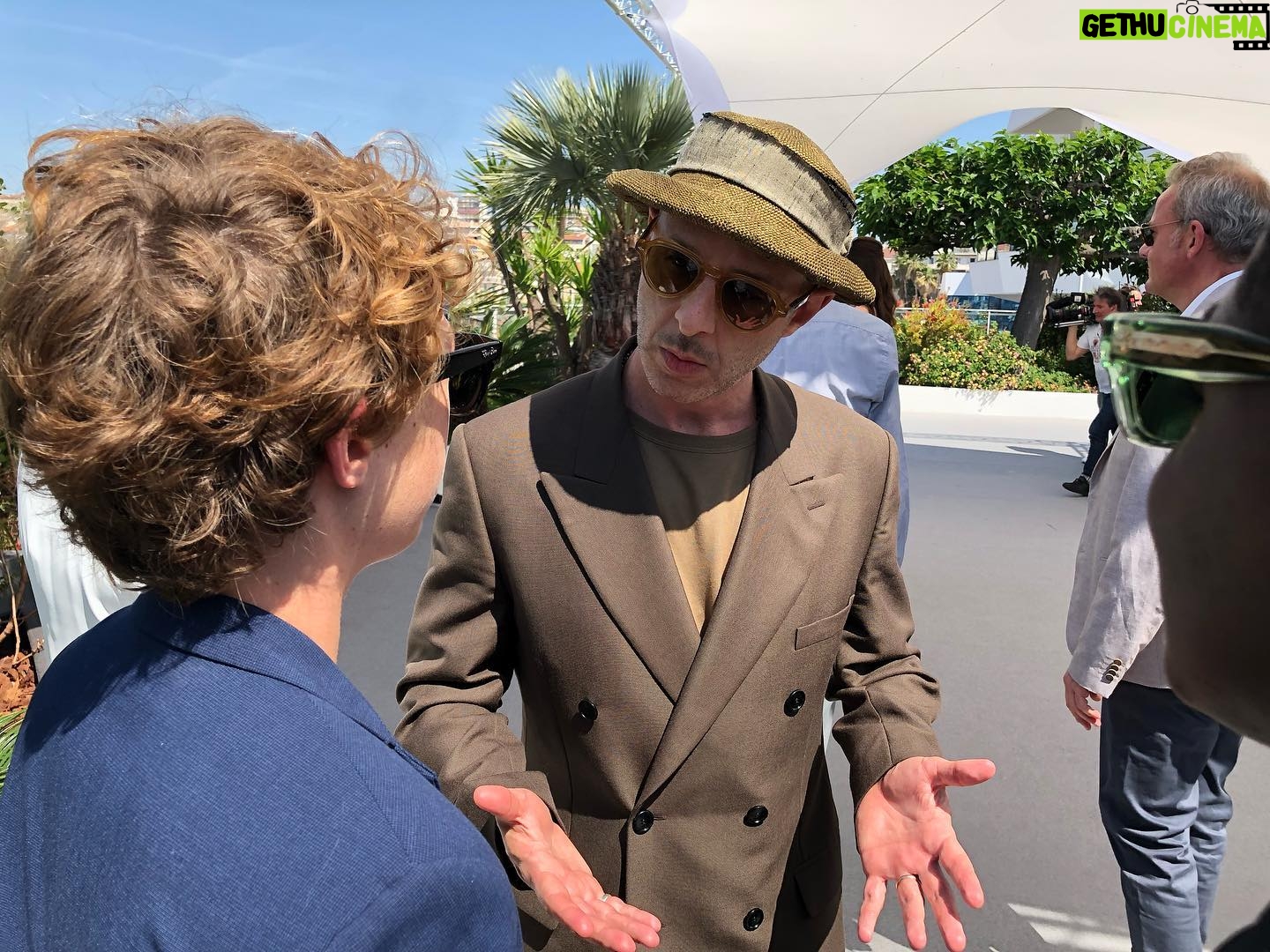 Banks Repeta - 10.3K Likes - Jeremy keepin it real day of photo call. He is incredible. Armageddon Time Cannes Film Festival. #jeremystrong #annehathaway #amageddontime #cannesfilmfestival2022 #jamesgray