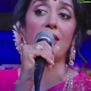Bappi Lahiri Instagram - A Christmas twist to the evergreen song 'Aao Tumhe Chand Pe Le Jaaye' with the legendary @bappilahiri_official_ and music recreated by @bappa.b.lahiri 💯

Watch the full song on my 'Anuradha Palakurthi Juju' YouTube channel
Link in bio🔗

Merry Christmas everyone🎄🎁

#AnuradhaJuju #JujuProductions #BappiLahiri #ChristmasReels #ChristmasSongs #70sbollywood #70ssongs #HindiCover #BollywoodSongs