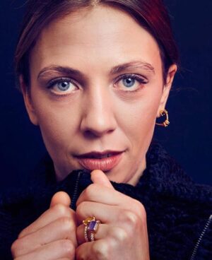 Barbara Chichiarelli Instagram - Questa foto venne scattata due mesi fa a Berlino,durante il festival.
Ricordo il mio imbarazzo quando mi chiesero di autografarla.
Era esposta , insieme alle foto di @ileanadambra, @montesigabriel e dei mitici @fabiodinnocenzo e Damiano D’Innocenzo, nel palazzo della Berlinale.
Dopo aver autografato le gigantografie, entrammo in questa sala stupenda gremita di persone. Il pubblico ci riempì di applausi, fu una festa.Tutti erano impazienti di vedere questo capolavoro di film  #favolaccefilm .
Spero che tutti voi possiate vederlo al più presto.
Spero di poter tornare al più presto a sognare in un cinema.
#berlinale2020 #pepitoproduzioni #fratellidinnocenzo @volver.actor @ot.h.er__old
