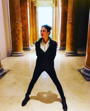 Barbara Chichiarelli Instagram - Mi sono presa un pomeriggio di pausa,ma solo uno perché domani si va a Venezia (stay tuned 😎)!
Ma sabato domenica e lunedì tornerò a vestire i panni di Ifigenia per le ultime tre Repliche!!! ULTIME TRE REPLICHEEE!!! Ve le volete perdere?!? Alle 20 al’Eliseo off...vi aspetto!!
#teatroeliseooff #palazzodelleesposizioni #actress #teatro #actresslife #barbarachichiarelli #garyowen #ifigenia