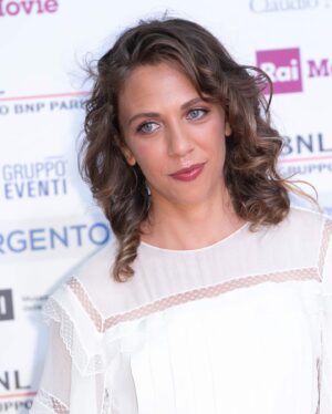 Barbara Chichiarelli Instagram - Premio Graziella Bonacchi 2020.
Io riparto da qui.
Grazie,ancora,a lungo.

Ph : Leonardo Puccini
Press office: Susanna Maurandi - Giulia Martinez
Opera d’arte/Premio : Simone Sterpetti 
Felicità: Barabara Chichiarelli

@nastridargento @raimovieofficial @volver.actor @othersrl @fabiodinnocenzo @pepitoproduzioni 
#nastridargento #maxxiroma #favolacce
@albertaferretti