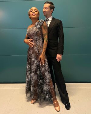 Barbara Moleko Instagram - Tangostemningen har indfundet sig i vores kroppe, og vi er så klar til at danse for jer i aften. Den har fået smæk på temperament, drama og masser af kærlighed♥️
Vi danser som par nummer 7 og sms’erne skal bare fyres af med BD til 1234😉
—————————————————————

#vildmeddans #tango