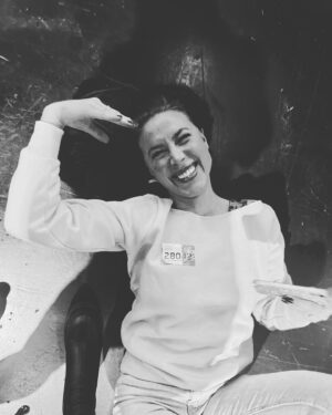 Barbara Moleko Instagram - Igår sagde jeg farvel til et menneske som jeg elskede. Jeg forelsket mig i dit væsen fra første øjeblik der i 8 klasse på spf. Du er en af de få mennesker der kunne råbe lige så højt som mig  og var altid med på tosserier, uden at blinke! Vi mistede kontakten men heldigvis fandt vi hinanden igen❤️ jeg håber englene passer på dig der hvor du er. Du er savnede så inderligt❤️ 
Vi ses igen en dag kære, smukke sofie! Tak for dig.