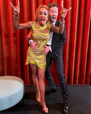 Barbara Moleko Instagram - Så er par nummer 3 klar til start💃🕺
Håber I vil nyde vores cha cha cha og kommer til at have en fest sammen med os🥳
Skulle man have lyst til at sende nogle sms, så er det BD til 1234🤞😘
@vildmeddans kl. 20:00 på @tv2danmark 
————————————————————

#vildmeddans #såerdetnu