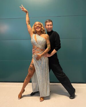Barbara Moleko Instagram - Så er det nu… vi har rumba på menuen og ingredienserne er en dyb indånding, masser af ro og så nyde momentet max på det dansegulv😍

Vi glæder os helt vanvittigt! Stem for filen, vi vil så gerne videre🤞😘🤞

BD til 1234 - par nummer 4💃🕺
—————————————————————

#vildmeddans #rumba
