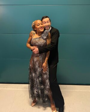 Barbara Moleko Instagram - Tangostemningen har indfundet sig i vores kroppe, og vi er så klar til at danse for jer i aften. Den har fået smæk på temperament, drama og masser af kærlighed♥️
Vi danser som par nummer 7 og sms’erne skal bare fyres af med BD til 1234😉
—————————————————————

#vildmeddans #tango