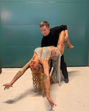 Barbara Moleko Instagram - Så er det nu… vi har rumba på menuen og ingredienserne er en dyb indånding, masser af ro og så nyde momentet max på det dansegulv😍

Vi glæder os helt vanvittigt! Stem for filen, vi vil så gerne videre🤞😘🤞

BD til 1234 - par nummer 4💃🕺
—————————————————————

#vildmeddans #rumba