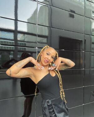 Barbara Moleko Instagram - Finale om en uge… jeg kommer til at savne mit glam-hold!!! Tak @mortenkongsbak for altid at få mig til at ligne en million.. og @ask4braids for det sejeste braiding ever!!