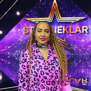 Barbara Moleko Instagram - Sikke en opløftende aften!! Glæder mig allerede til næste fredag, med mine skønne kollegaer og alle deltagerne!! 😍
.
.
.
Tak for hjælp til:
@knaekkethvid 
@ninnayork 
@ask4braids 
@crascph 
@nails.byphi
@mortenkongsbak