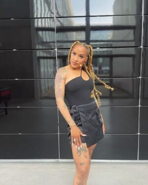Barbara Moleko Instagram - Finale om en uge… jeg kommer til at savne mit glam-hold!!! Tak @mortenkongsbak for altid at få mig til at ligne en million.. og @ask4braids for det sejeste braiding ever!!