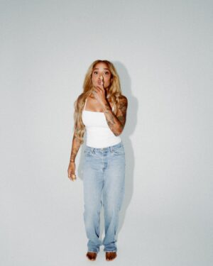 Barbara Moleko Instagram - Min single “date min dyne” kommer ud imorgen og jeg glæder mig mega meget til at høre hvad i synes om den! 
Der har været så meget fart på alle fronter at jeg ikke har fået delt så meget info om musikken😅 men nu lykkedes der mig endeligt😍😘