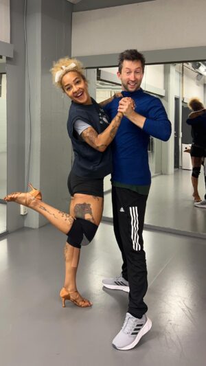 Barbara Moleko Instagram - Så er der nyt fra BD’s danselejr 🥳
@vildmeddans er uden tvivl en kæmpe fest, men først og fremmest er det uendelige timer af koncentreret arbejde 💪 Det skal der til for, at det ser legende let ud, når vi danser for jer om fredagen 🔥
Vi har haft arbejdshandskerne på i 2 uger nu, og her kommer et lille indblik i alt det, vi har gang i. 
Nedtællingen til premieren er i gang. Vi er super spændte og glæder os til, at skulle danse vores cha cha cha for jer fredag d. 22/9 på @tv2danmark. 
Ses vi? 🤞♥️
—————————————————————————————

#vildmeddans #mastifftv #dancereels #explore #chacha