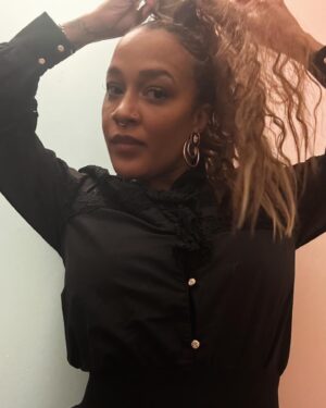Barbara Moleko Instagram - Idag har været en god dag. Jeg har nået de ting jeg havde sat må for jeg skulle og har besluttet at mit nytårs fortsæt skal være : samle på de små hverdags sejr som at, nyd en god kop kaffe, besvar mails, holde konstruktive møder og gå tidligt i seng fordi jeg har lyst og ved det vil gavne mig imorgen. 

Imorgen vil jeg stå op spise morgenmad, drik en lækker kaffe og så tage ud og spille med nogle af DKs mest opturs mennesker og fejre at jeg har lyst og overskud til det❤️ 
Sette baren lavt og blive glædeligt overrasket hvis nu man kan mere end man troede.
Først og fremmest. En stor sejer er at have overskuddet til at glæde mig til at spille MUSIK.
For sikke et priviligeret liv man har at kunne arbejde med noget der skaber energi og visioner for fremtiden😻
2024 bare kom an!!