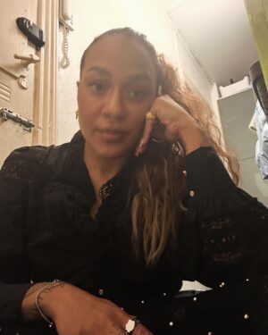 Barbara Moleko Instagram - Idag har været en god dag. Jeg har nået de ting jeg havde sat må for jeg skulle og har besluttet at mit nytårs fortsæt skal være : samle på de små hverdags sejr som at, nyd en god kop kaffe, besvar mails, holde konstruktive møder og gå tidligt i seng fordi jeg har lyst og ved det vil gavne mig imorgen. 

Imorgen vil jeg stå op spise morgenmad, drik en lækker kaffe og så tage ud og spille med nogle af DKs mest opturs mennesker og fejre at jeg har lyst og overskud til det❤️ 
Sette baren lavt og blive glædeligt overrasket hvis nu man kan mere end man troede.
Først og fremmest. En stor sejer er at have overskuddet til at glæde mig til at spille MUSIK.
For sikke et priviligeret liv man har at kunne arbejde med noget der skaber energi og visioner for fremtiden😻
2024 bare kom an!!