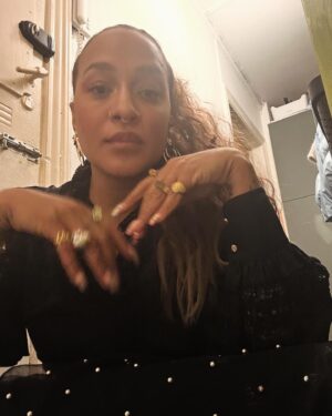 Barbara Moleko Instagram - Idag har været en god dag. Jeg har nået de ting jeg havde sat må for jeg skulle og har besluttet at mit nytårs fortsæt skal være : samle på de små hverdags sejr som at, nyd en god kop kaffe, besvar mails, holde konstruktive møder og gå tidligt i seng fordi jeg har lyst og ved det vil gavne mig imorgen. 

Imorgen vil jeg stå op spise morgenmad, drik en lækker kaffe og så tage ud og spille med nogle af DKs mest opturs mennesker og fejre at jeg har lyst og overskud til det❤️ 
Sette baren lavt og blive glædeligt overrasket hvis nu man kan mere end man troede.
Først og fremmest. En stor sejer er at have overskuddet til at glæde mig til at spille MUSIK.
For sikke et priviligeret liv man har at kunne arbejde med noget der skaber energi og visioner for fremtiden😻
2024 bare kom an!!