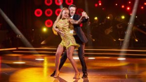 Barbara Moleko Instagram - Så er det igen i aften jeg udgiver mig for at være danser sammen med den fantastiske dygtige læremester @czarnecki_d_ 
Se med på @vildmeddans og husk lige at hjælpe os med at komme videre🥹 BD ❤️ vi er par #7 

📸@henrikohsten