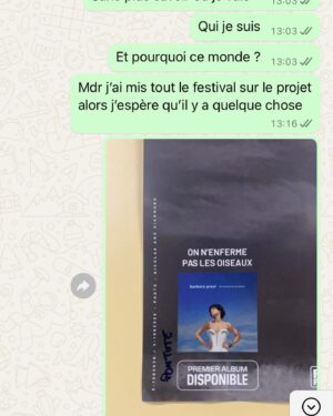 Barbara Pravi Instagram - Salut pontote
Ça faisait 6 mois qu’on s’était pas vu et la vérité c’est que les dernières fois qu’on s’est croisés c’était pour se reprocher des trucs entre deux rires. La vérité aussi, c’est que quand on s’est aimé, on ne s’oublie jamais. 
En tout cas moi je t’oublierai pas. 
J’oublierai pas que t’as changé ma vie à un moment où elle partait complètement en sucette. 
J’oublierai pas notre rencontre, nos mots, nos rires, nos nuits en studio. 
J’oublierai pas que j’étais toute seule pour mes 25 ans, que tu rentrais de voyage épuisé, mais qu’à 8h du matin tu étais devant chez moi avec des fleurs.
J’oublierai pas cette session pour enregistrer « Pervers Narcissique » de Black M.
J’étais dans le métro, tu m’as dit viens si t’es pas loin, y’a Black et ses gars qui sont la, on a besoin d’une voix pour une maquette. 
La chanson en fait, c’était mon histoire, que tu leur avait raconté. 
En enregistrant je ne pouvais plus respirer tant c’était vivant en moi, tu m’as sorti de la cabine. Je t’ai regardé, tu as eu l’air désolé d’avoir «vendu » un truc de moi et je t’ai souris de l’avoir fait, parce que c’était un premier pas vers ma guérison. Il existe des traces de cette histoire, je crois que ça me console un peu. 
Y’a Rouquine aussi, je pourrais entendre ta voix. 
J’oublierai jamais ton 1e appartement, ni le second. Je t’ai tellement fait chier pour que tu prennes un tapis rond. J’oublierai pas comme on s’est confié. J’oublierai pas tout ce qu’on s’est écrit.
Tout était toujours facile pour toi, et moi je trouvais ça fou parce que je trouve pas que la vie soit simple mais toi tu semblais tout prendre à la légère. En fait tu prenais pas à la légère, tu temporisais avec intelligence pour que ça fasse moins mal. 
T’étais beau. Brillamment humain. 
Tu réunissais avec tes grands bras.
Je pense à tes ami.es qui, je sais, prendrons soin de ta mémoire précieuse. 
Je pense à Seb, à ta famille, à ta nièce, et à tous les gens qui t’aiment.
Tu as déposé de l’amour partout. 
Je vais espérer trouver un signe de toi dans une prochaine loge, peut être. Ou dans le vent. Ou dans les étoiles. 
Je t’embrasse Nino
Merci, pour tout. 
Je t’ai tellement aimé
