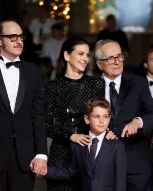 Barbara Ronchi Instagram - Cannes 76. Rapito di @marcobellocchio 

Abito @giorgioarmani 
Gioielli @crivelliofficial 
H&M @chiaragattellaro per @simonebelliagency 
Stylist @vaneboz 
Press and @othersrl @la_sara_kane
@tna_artistsmanagement @egiggia