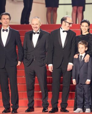 Barbara Ronchi Instagram - Cannes 76. Rapito di @marcobellocchio 

Abito @giorgioarmani 
Gioielli @crivelliofficial 
H&M @chiaragattellaro per @simonebelliagency 
Stylist @vaneboz 
Press and @othersrl @la_sara_kane
@tna_artistsmanagement @egiggia