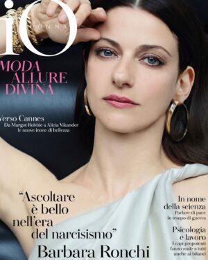 Barbara Ronchi Instagram - Da oggi in edicola su @iodonna_it 🌷

Grazie a @paolapiacenza 
Mua and hair @fulviatellone per @simonebelliagency 
Styling and press @vaneboz @la_sara_kane @othersrl 
Photo @fabio_lovino_ 
Abiti @giorgioarmani 
Gioielli @crivelliofficial