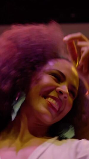 Bárbara Sut Instagram - Pa’ bailar em plena segunda-feira, porque o Rio está com uns dias lindos de sol que me lembraram como é bom sentir Calor (e ouvir tambem)! O video completo está no meu canal do youtube e o cd em todas as plataformas digitais (link nos stories e na bio)
.
#calor #barbarasut #tarot #exoterica #musica #aovivo #cantora #candombe #amorperfeito #brazilianmusic #9deespadas #amor #musica #show #musicaindependente