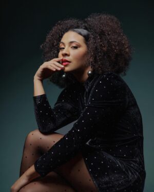 Bárbara Sut Instagram - 8M passou, mas eu sigo aqui. Seguimos!
.
#8m #mulher #femme #woman #fotografia #blackandwhite #pretoebranco #blackpower #curlyhair #cheveuxbouclés #beauté #beauty #blackgold #photography