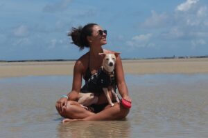 Bárbara Sut Instagram - Greta perdeu o medo de agua em Pernambuco. Fizemos um book em Carneiros e cada foto é uma pepita de boas energias e amor! :)
.
Vou deixar mais momentos desse dia nos stories! 🐏
.
#carneiros #praiadecarneiros #pernambuco #brasil #nordeste #nordestebrasileiro #brasil #fotografia #pe #cachorros #cachorrosfofos #verão #summer #praia #felicidade #sutsontheroad #familia #energialinda